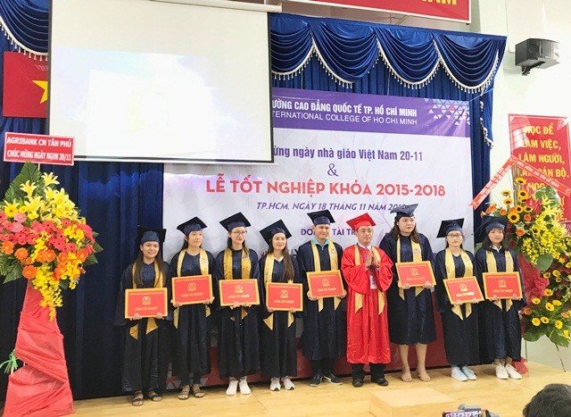 Thạc sĩ Nguyễn Đăng Lý- Hiệu trưởng Trường Cao đẳng Quốc tế TPHCM chụp hình kỉ niệm với các tân khoa trong ngày vui tốt nghiệp