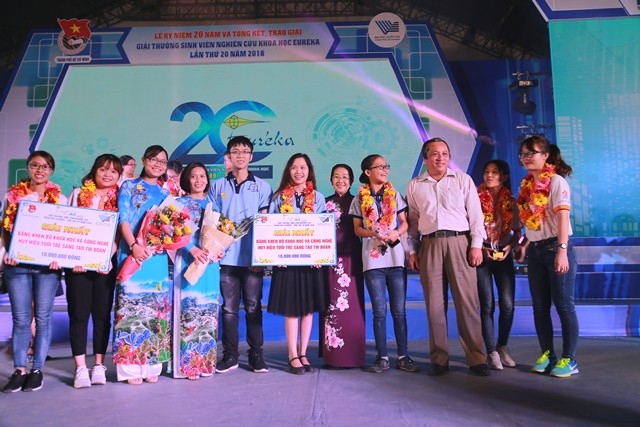 Phó bí thư Thành ủy TPHCM - bà Võ Thị Dung chúc mừng thành tích cao của sinh viên trường ĐH Công nghiệp Thực phẩm TPHCM