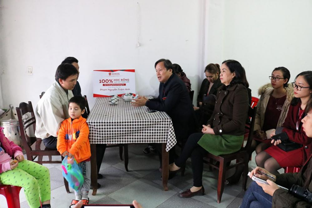 Trường Hội nhập Quốc tế iSchool Quảng Trị trao hỗ trợ 100% học phí cho cấp học hiện tại của 3 cháu bé mồ côi mẹ