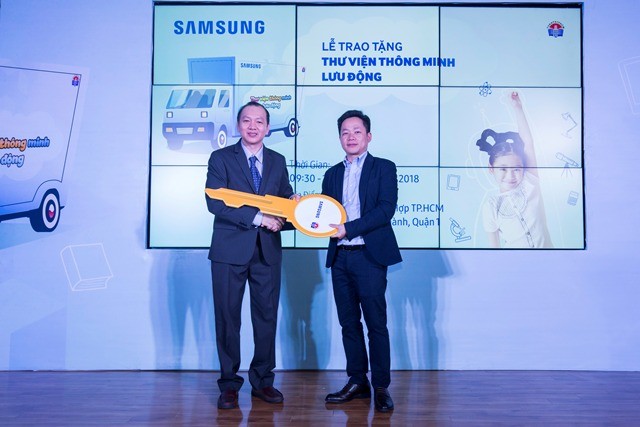 Ông Nguyễn Trí Thông – Giám đốc Truyền thông của Samsung Vina trao “chìa khoá” Thư viện thông minh lưu động cho đại diện Thư viện Khoa học Tổng hợp TPHCM