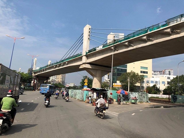 Một đoạn tuyến Metro số 1 (Bến Thành- Suối Tiên) ngay chân cầu Sài Gòn
