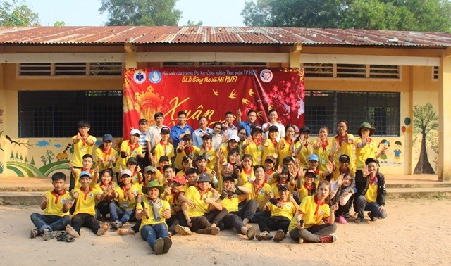 Sinh viên Trường ĐH Công nghiệp Thực phẩm TPHCM mang Xuân yêu thương tại tỉnh Long An
