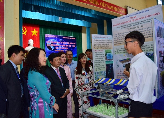 Thứ trưởng Nguyễn Thị Nghĩa cùng lãnh đạo tỉnh Lâm Đồng tham quan các gian hàng và trao đổi với học sinh