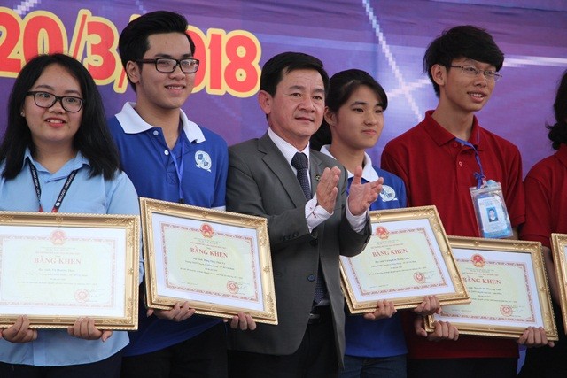 Ông Phan Văn Đa-Phó chủ tịch UBND tỉnh Lâm Đồng trao giải Nhất cho các dự án được đánh giá xuất sắc