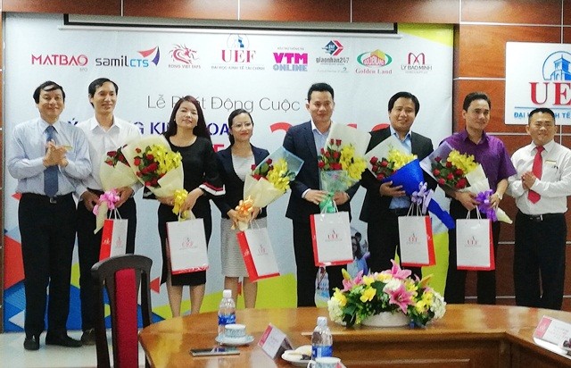 Ban giám khảo cuộc thi Business Ideas 2018 tặng hoa cho Ban giám khảo tại lễ phát động 
