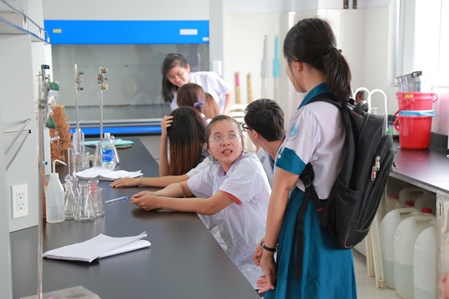 Một học sinh lớp 9 tìm hiểu phòng thí nghiệm tại Trường ĐH Công nghiệp Thực phẩm TPHCM