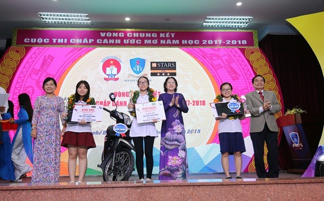 Đại diện đơn vị tổ chức và lãnh đạo Sở GD&ĐT TPHCM trao phần thưởng cho các thí sinh đạt giải cao cuộc thi Chắp cánh ước mơ 2017-2018