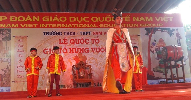 Học sinh trường THCS-THPT Nam Việt tái hiện lại hình ảnh Vua Hùng những ngày đầu dựng nước