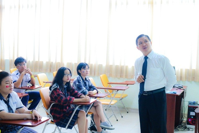 Thạc sĩ Nguyễn Văn Khanh - trưởng khoa Quản trị giới thiệu cho các bạn học sinh về chương trình đào tạo, cơ hội việc làm đối với ngành quản trị.
