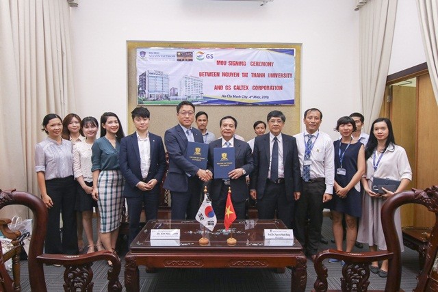 PGS.TS Nguyễn Mạnh Hùng-Hiệu trưởng Trường ĐH Nguyễn Tất Thành ký kết thỏa thuận hợp tác với một đơn vị