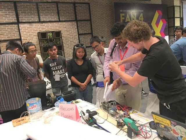 Đông đảo đại biểu, chuyên gia đến từ các nước quan tâm đến dự án Precious Plastic của Trường ĐH Nguyễn Tất Thành