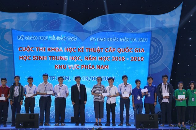 PGS.TS Thái Bá Cần- Phó tổng giám đốc phát triển Đại học NHG trao tài trợ cho hội thi, cũng như học bổng cho học sinh đạt giải cao