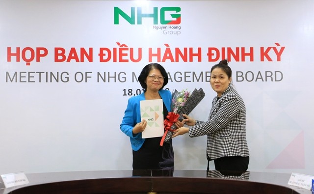 Bà Hoàng Nguyễn Thu Thảo- Tổng giám đốc NHG trao quyết định bổ nhiệm cho TS. Vũ Phương Anh- Giám đốc Ban ĐBCLGD kiêm nhiệm Phó Chủ tịch Hội đồng ĐBCLGD.