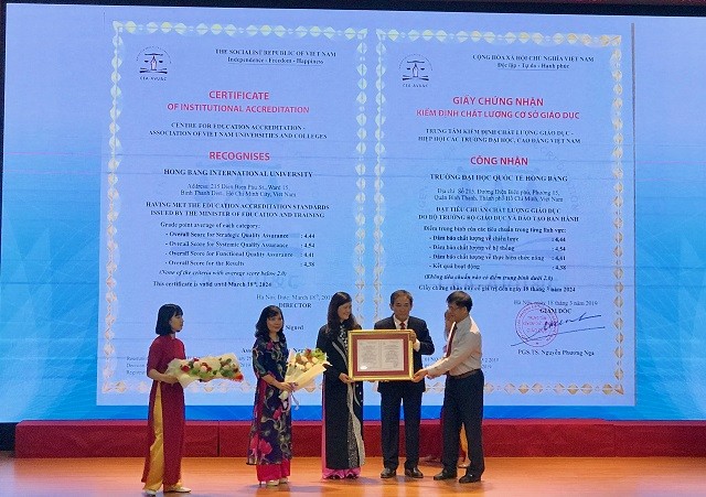 Đại diện Cục Quản lý chất lượng Bộ GD&ĐT và Trung tâm Kiểm định chất lượng giáo dục - Hiệp hội Các trường đại học, cao đẳng Việt Nam  trao giấy chứng nhận cho HIU
