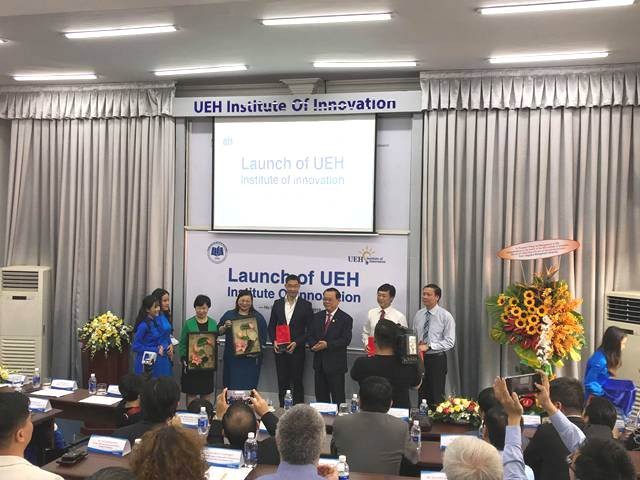 GS Nguyễn Đông Phong-Hiệu trưởng UEH tặng quà lưu niệm cho các đơn vị hợp tác và hỗ trợ Viện Đổi mới sáng tạo