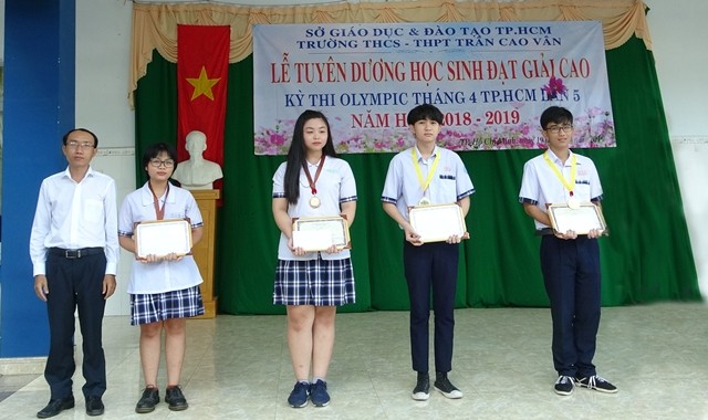 Thầy Huỳnh Kim Tuấn - Hiệu trưởng nhà trường đã trao phần thưởng cho các học sinh có thành tích học tập xuất sắc