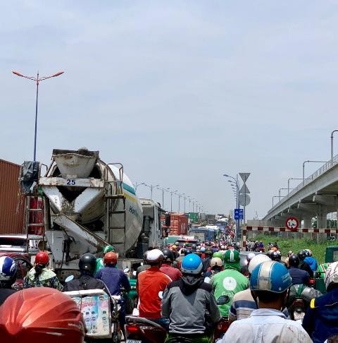 Hàng ngàn phương tiện gồm xe máy, ô tô và Container chôn chân trên cầu Rạch Chiếc (Q.2)hàng tiếng đồng hồ giữa trưa nắng vì kẹt xe