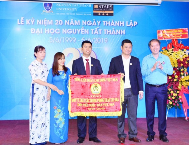 Công đoàn Trường ĐH Nguyễn Tất Thành nhận cờ thi đua của Tổng liên đoàn Lao động Việt Nam