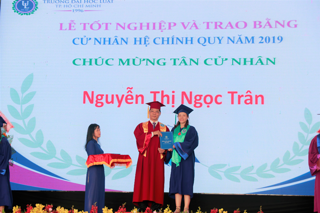 PGS.TS Trần Hoàng Hải- Phó hiệu trưởng phụ trách Trường Đại học Luật TP.HCM trao bằng tốt nghiệp cho sinh viên