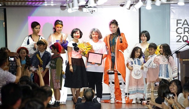 NGƯT.GS.TS Mai Hồng Quỳ-Hiệu trưởng trường Đại học Hoa Sen (ở giữa) trao giải cho một BST tại đêm trình diễn