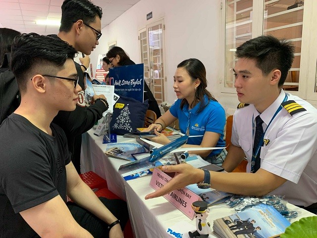 Gian hàng của Vietnam Airline thu hút khá đông sinh viên quan tâm và dự tuyển