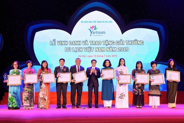 NGƯT.GS.TS Mai Hồng Quỳ, Hiệu trưởng trường Đại học Hoa Sen (thứ hai từ trái qua) nhận giải thưởng do Phó Thủ tướng Vũ Đức Đam (đứng giữa) trao tặng tại buổi lễ.