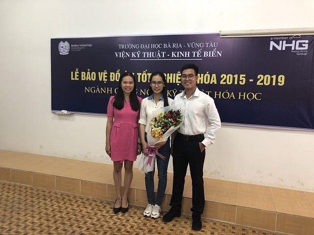 Sinh viên Võ Nhị Kiều (giữa), Th.S Vũ Thị Hồng Phượng (trái) trong buổi bảo vệ đồ án tốt nghiệp