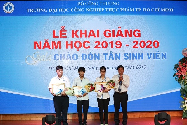 PGS.TS Nguyễn Xuân Hoàn- Phó hiệu trưởng Trường ĐH Công nghiệp Thực phẩm TPHCM trao học bổng cho tân sinh viên