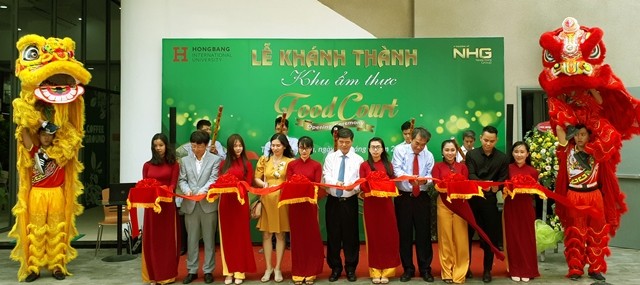 Đại diện HIU và lãnh đạo Tập đoàn Nguyễn Hoàng cắt băng khánh thành khu ẩm thực Foodcourt HIU.