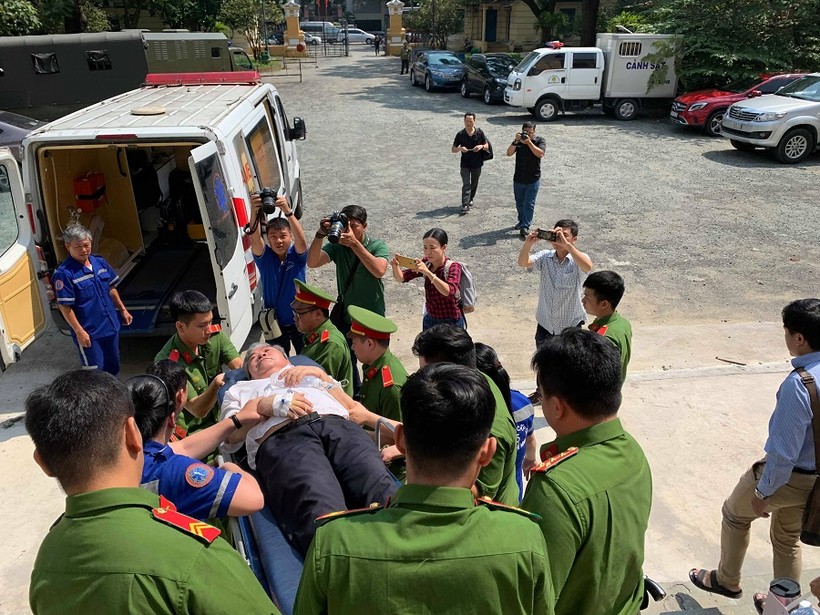 Bị cáo Phạm Văn Thông được đưa ra xe cấp cứu vì lên cơn đau tim.