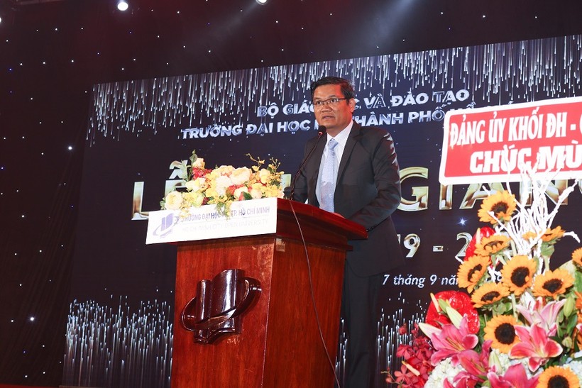 PGS.TS Nguyễn Minh Hà- Hiệu trưởng Trường ĐH Mở TPHCM phát biểu tại lễ khai giảng năm  học