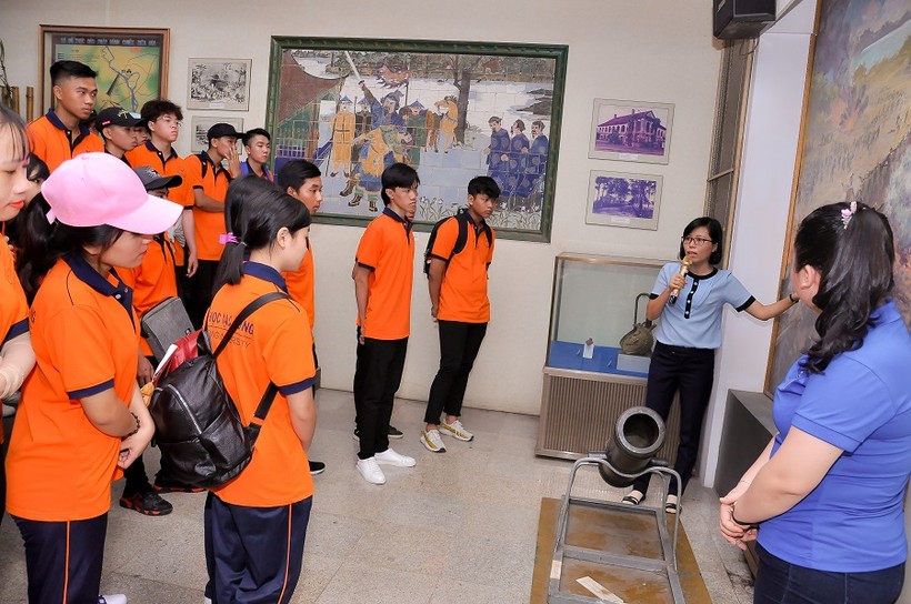 Sinh viên Trường ĐH lạc Hồng tham quan bảo tàng  trong một giờ ngoại khóa.