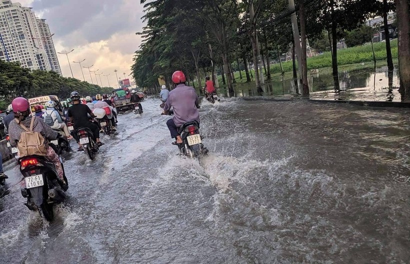 Dù triều cường đạt đỉnh lịch sử vào chiều tối 30/9 tuy nhiên đến sáng nay, đường song hành với xa lộ Hà Nội, khu vực quận 2 vẫn lênh láng nước.