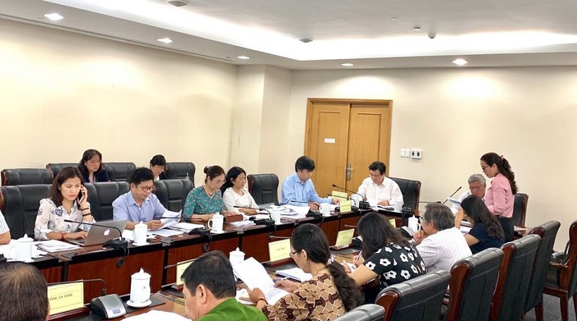 Thứ trưởng Nguyễn Hữu Độ cùng đoàn công tác nghe đại diện UBND tỉnh Bình Dương báo cáo 
