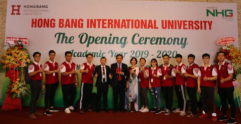 NGND.PGS.TS Hồ Thanh Phong- Hiệu trưởng Trường Đại học Quốc tế Hồng Bàng (giữa) cùng các tân sinh viên chào mừng năm học mới.
