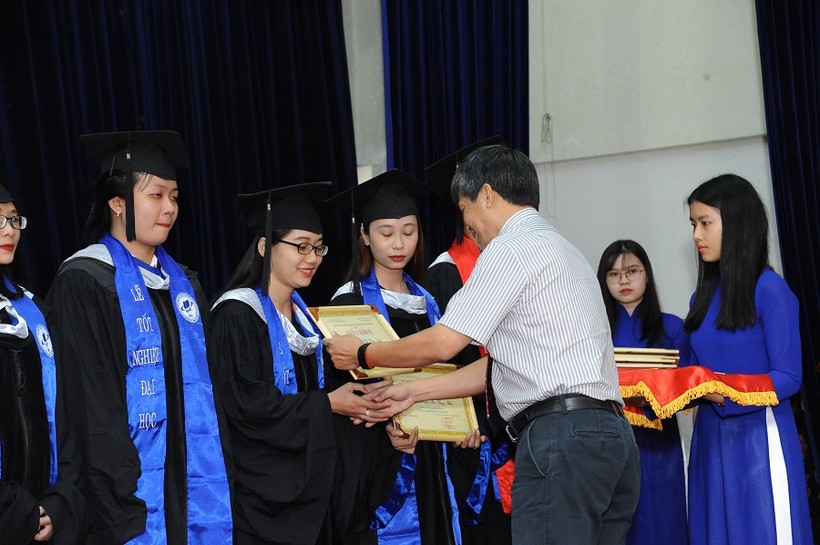 Th.S Nguyễn Thành Nhân- Phó hiệu trưởng Trường ĐH Mở TP.HCM trao bằng tốt nghiệp cho sinh viên.