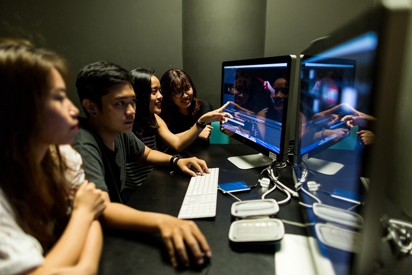 Sinh viên RMIT đang  trải nghiệm sản xuất phim kỹ thuật số trong phòng studio