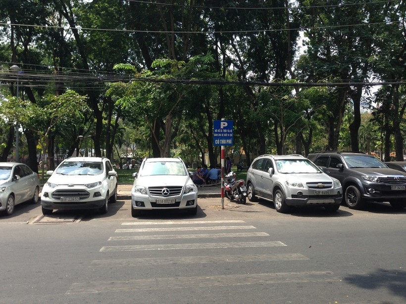 Ô tô đậu dưới lòng đường khu vực công viên Lê Thị Riêng, Quận 1, TP.HCM