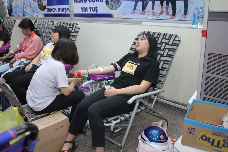 Sinh viên Trường ĐH Nguyễn Tất Thành đang hiến máu tình nguyện