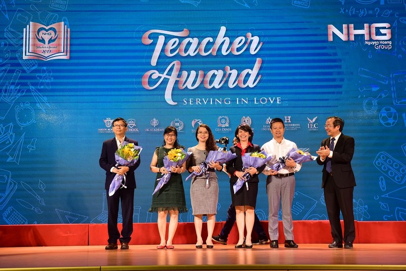 TS. Đỗ Mạnh Cường-Phó Tổng Giám đốc NHG trao hoa cho Ban giám khảo cuộc thi thuyết trình của giáo viên