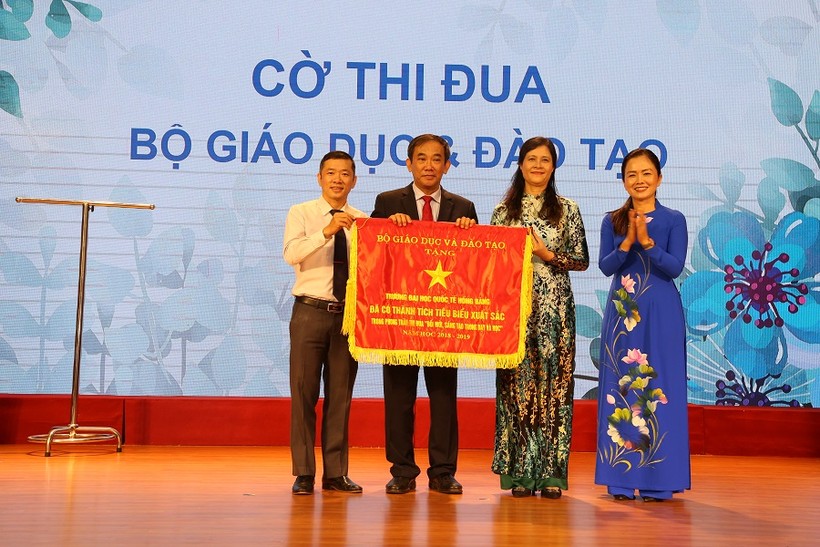NGND.PGS.TS Hồ Thanh Phong- Hiệu trưởng HIU đón nhận Cờ thi đua xuất sắc của Bộ GD&ĐT