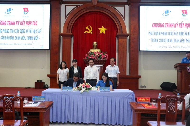 Trường Đại học Mở TP.HCM và Tỉnh Đoàn Tiền Giang vừa ký kết thỏa thuận hợp tác đào tạo trực tuyến
