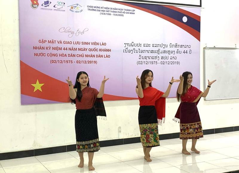 Các bạn sinh viên nước CHDCND Lào trình diễn điệu múa truyền thống của dân tộc