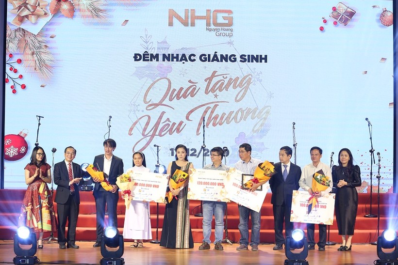 Đại diện Tập đoàn giáo dục Nguyễn Hoàng trao tặng quà cho các em học sinh cấp II người dân tộc.