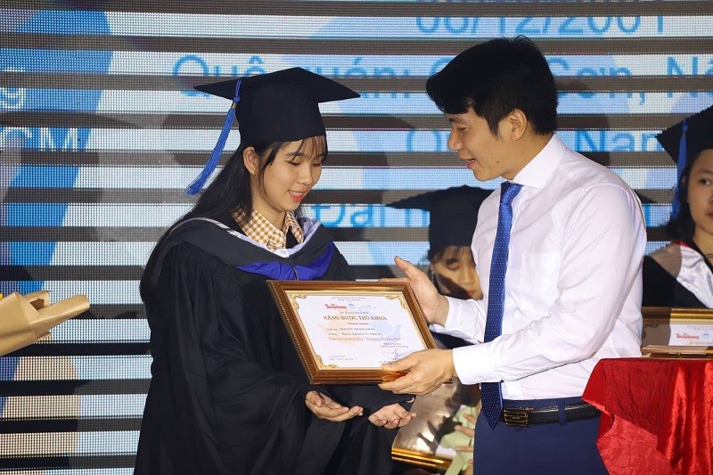 Một sinh viên nhận học bổng từ anh Nguyễn Ngọc Lương- Bí thư Trung ương Đoàn