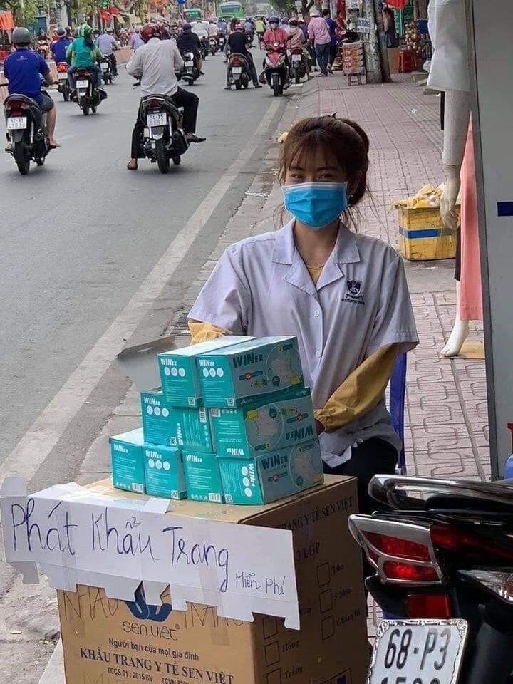 Người trẻ Sài Gòn phát khẩu trang y tế miễn phí giúp người đi đường phòng dịch