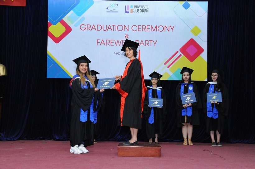 Sinh viên ĐH Mở TP.HCM tốt nghiệp nhận bằng đạt chuẩn quốc tế