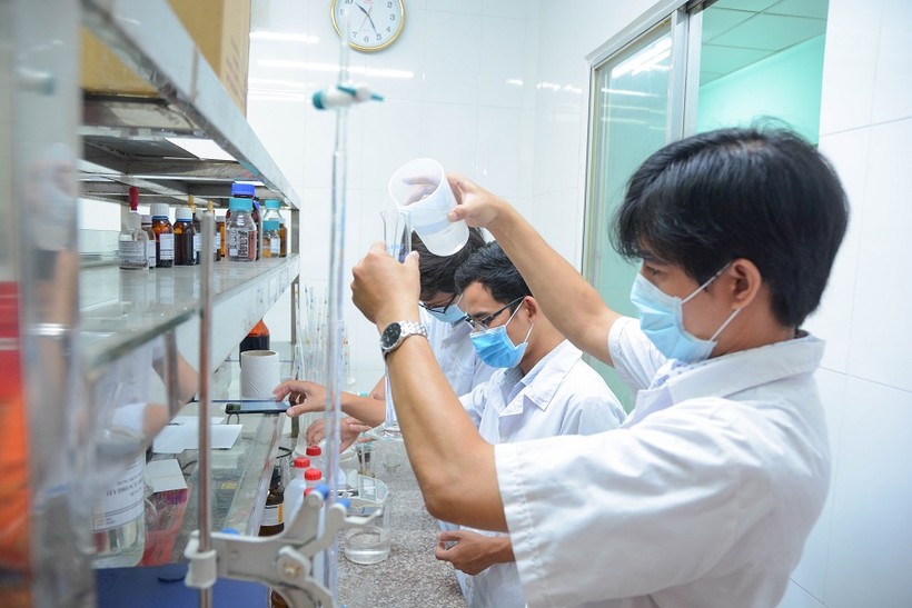 Doanh nghiệp đề nghị hợp tác với nhà trường sản xuất đại trà nước rửa tay khô diệt khuẩn