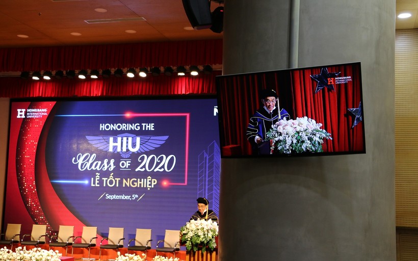 NGND.PGS.TS Hồ Thanh Phong- Hiệu trưởng HIU phát biểu tại lễ tốt nghiệp đặc biệt giữa mùa Covid-19