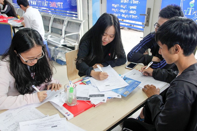 Thí sinh nộp hồ sơ xét tuyển vào Trường ĐH Nguyễn Tất Thành
